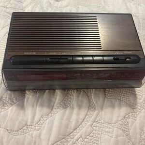 Emerson Digital Alarm Clock AM/FM Radio Model No.‎ RED5521 Tested And Working